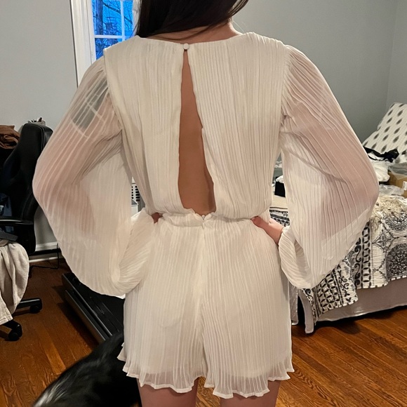 Consistent Cutie White Plisse Balloon Sleeve Romper - Picture 3 of 5